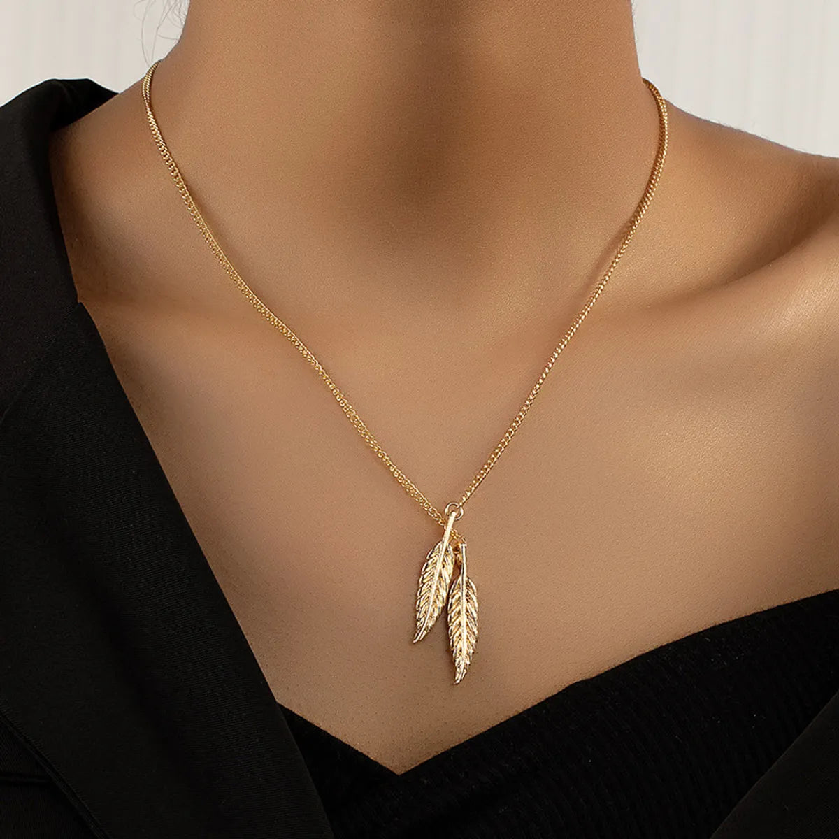 Women’s chunky gold necklaces-Simple Style Leaves Alloy Plating Gold Plated Women's Pendant Necklace