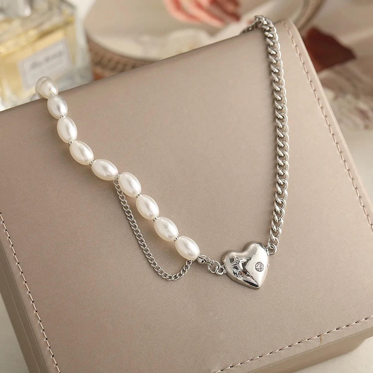 Women’s wedding necklaces-New Retro Pearl Simple Stitching Pearl Chain Heart Pendant Necklace