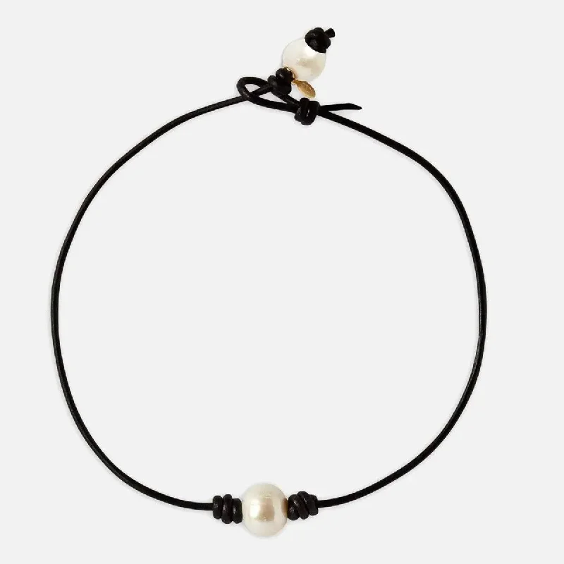 Women’s classy necklaces-Single Freshwater Pearl and Leather Choker, Black